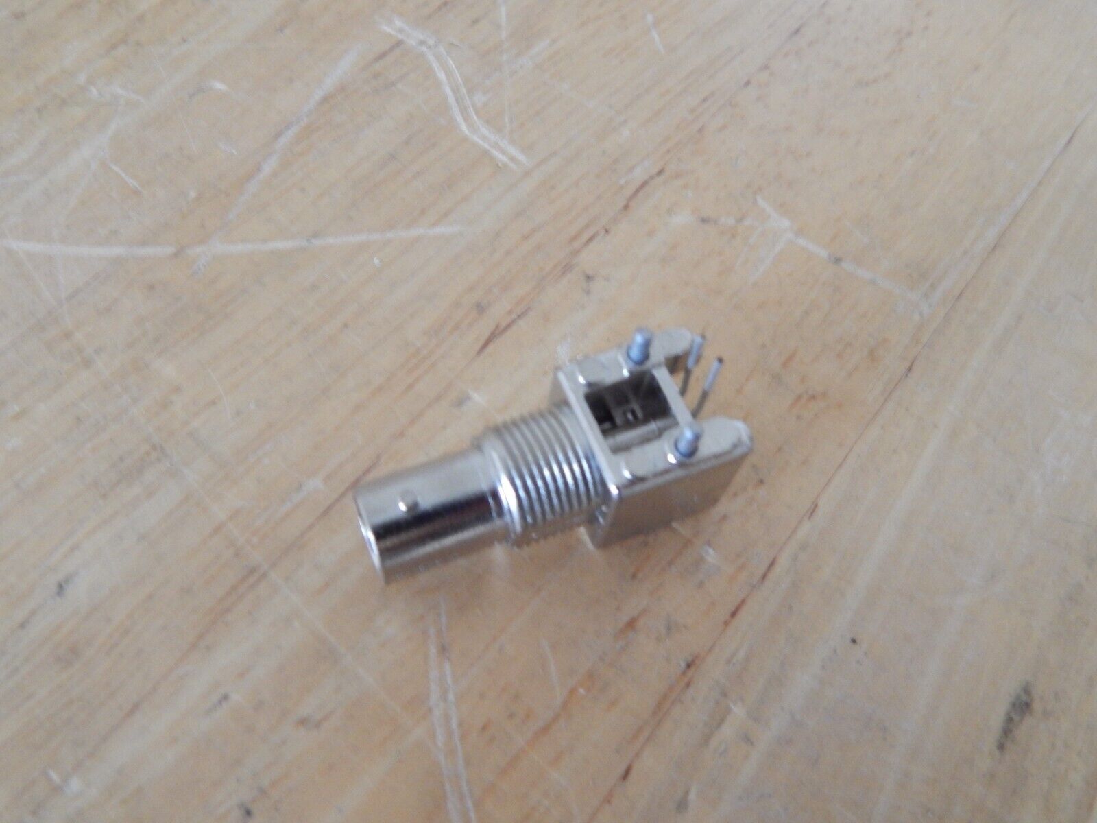 Lot of 32 AMP 5413879-1 bnc female to right angle through hole connector Lot of 32 AMP 5413879-1 bnc female to right angle through hole connector